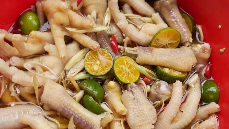 Consultation: How long should chicken feet be soaked with lemongrass and tamarind before they can be eaten?